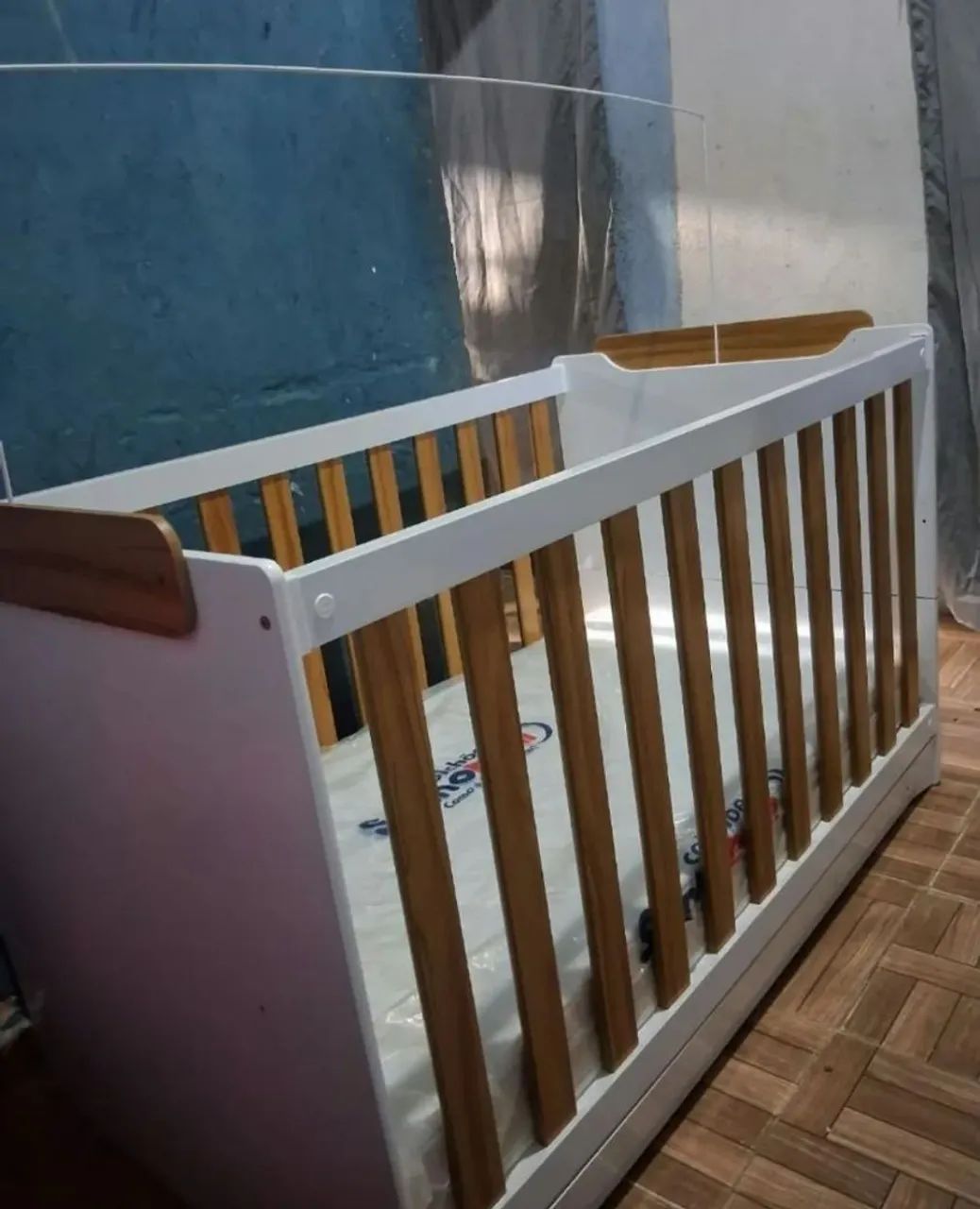 Berço infantil branco com madeira e colchão