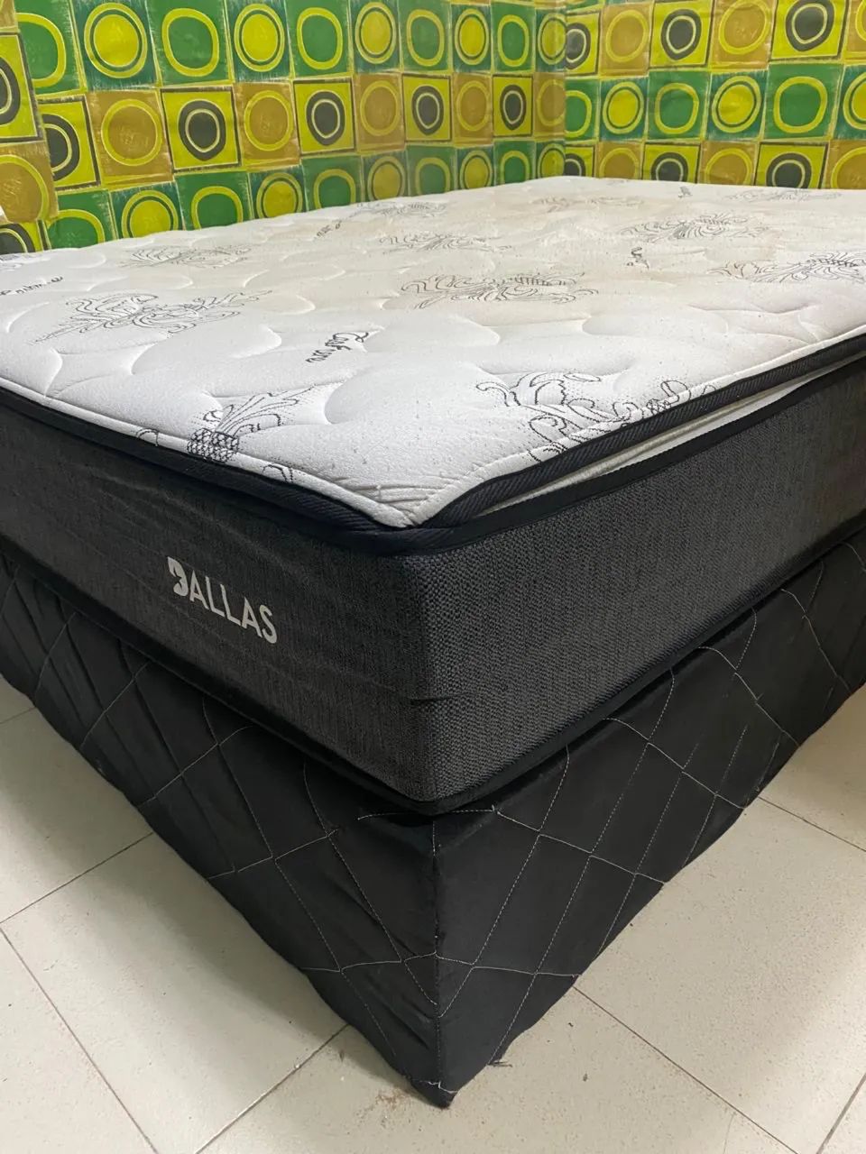 Cama box acompanha colchão separado e pés 