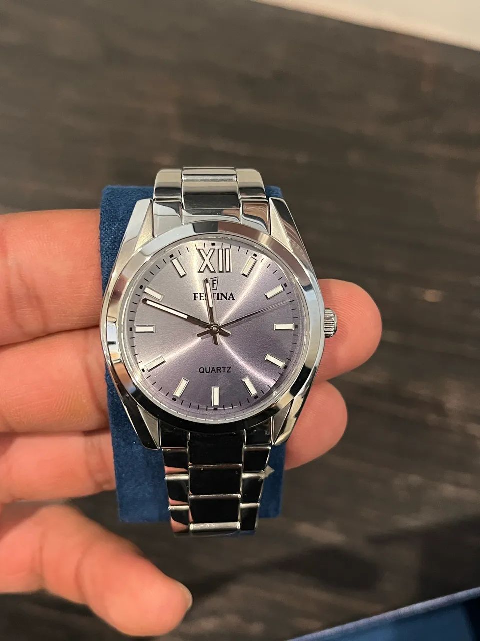 Relógio Festina com mostrador cinza e pulseira de aço inoxidável