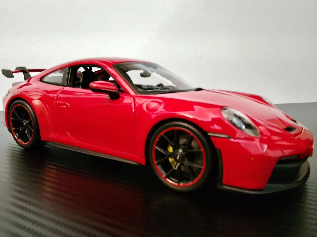 Porsche 911 GT3 2022 1:18 Maisto  - Foto 2