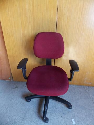 Cadeira giratória executiva modelo back system II