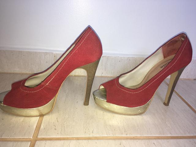scarpin vermelho camurça
