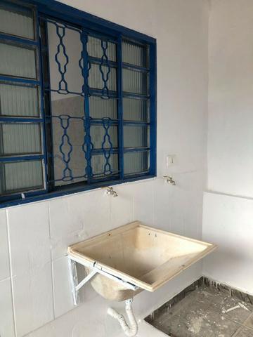 Alugo casa com ótima localização - Foto 6
