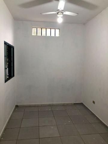 Alugo casa com ótima localização - Foto 10