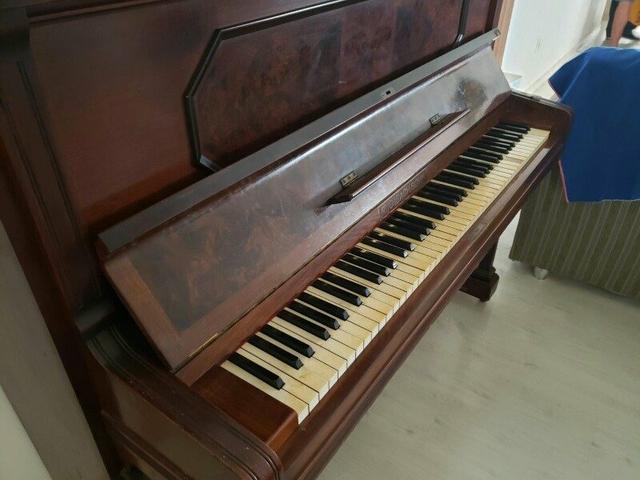 Piano antigo