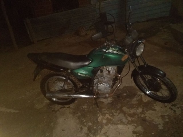 VENDO UMA MOTO TITAN 125 ANO 2001, NÃO BATE NAO FUMA,SO PEGAR E ANDAR