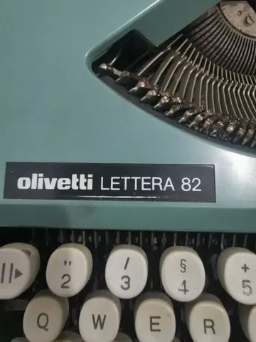 Máquina de escrever Olivetti Lettera 82