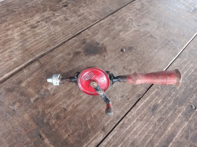 Furadeira manual antiga