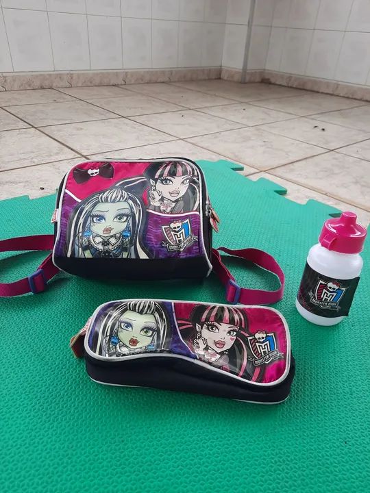 Lancheira Monster High e estojo e garrafa.