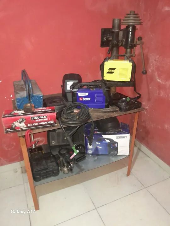 Bancada de ferro vendo ou negócio por ferramenta.