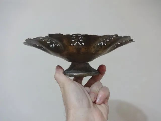 Fruteira de metal com quase 100 anos