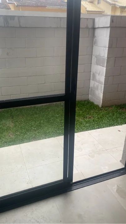 Porta de vidro temperado com moldura preta - Nova