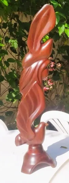 Linda e imponente escultura Madeira nobre escurecida representando Pombas *Descrição