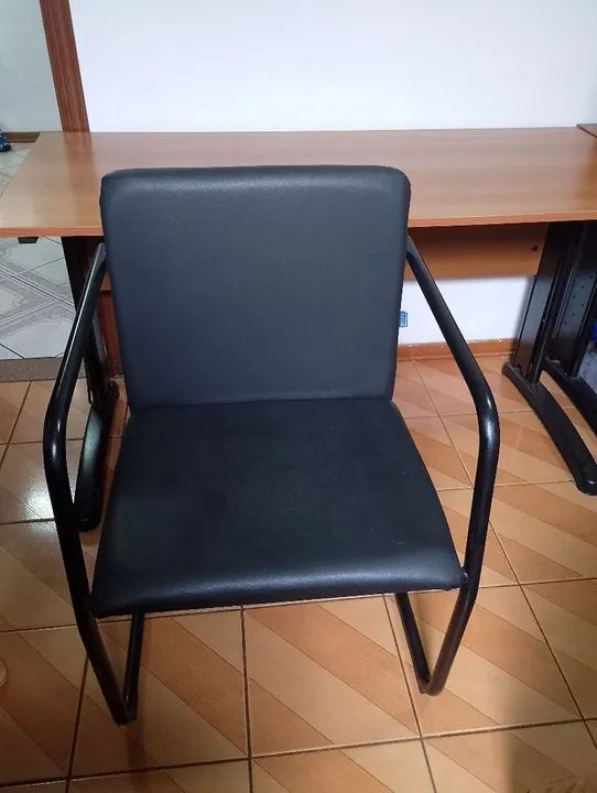 MARAVILHOSA POLTRONA DE CORINO, NOVINHA PRATICAMENTE SEM USO 