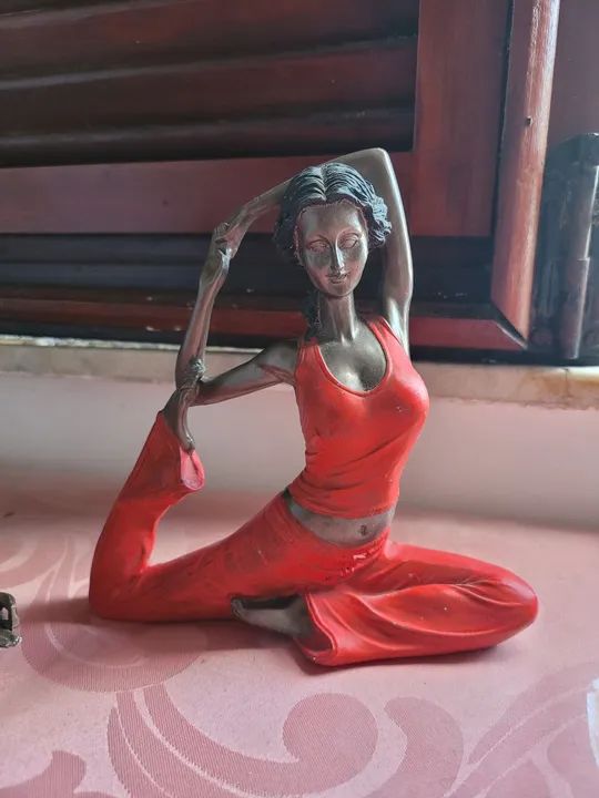 Dupla de bonecas estátuas bibelôs de mesa yoga em resina - Foto 2