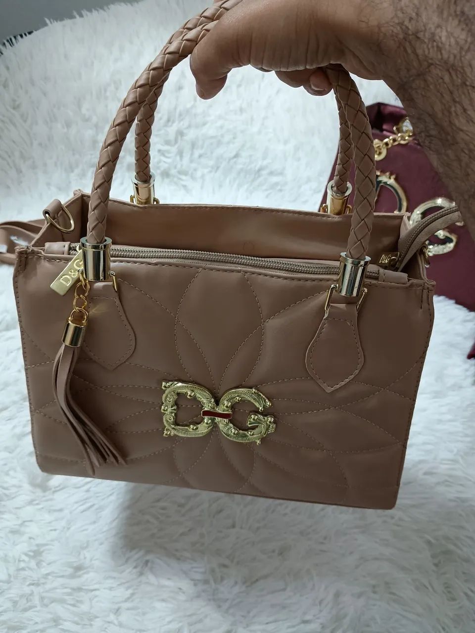 Bolsa de Mão Elegante com Detalhes Dourados - Foto 3