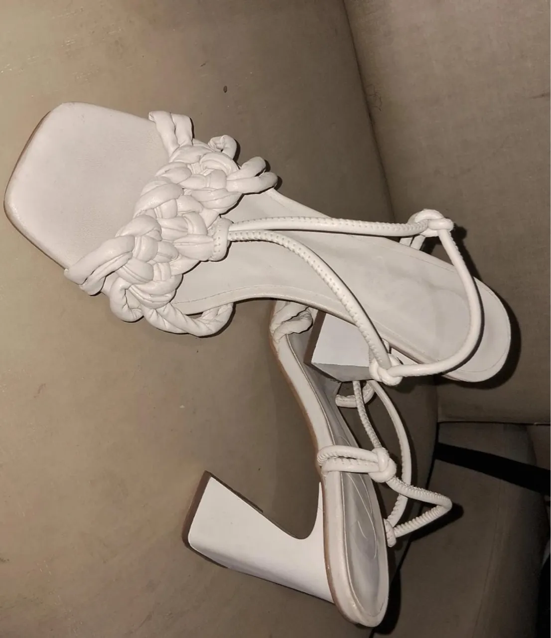 Sandália feminina branca com detalhes trançados