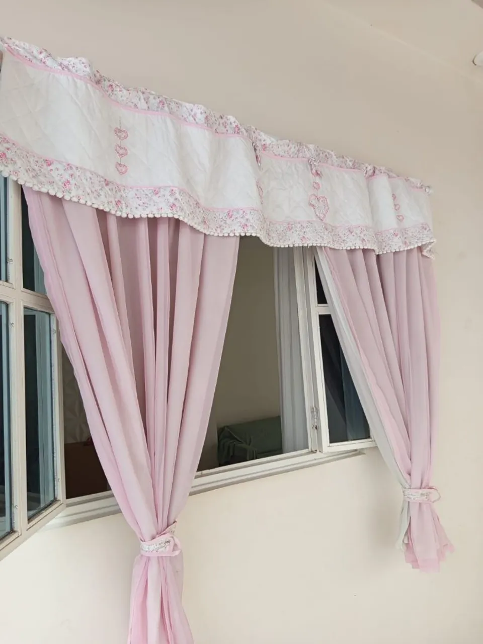 Cortina com Babado e Detalhe em Coração