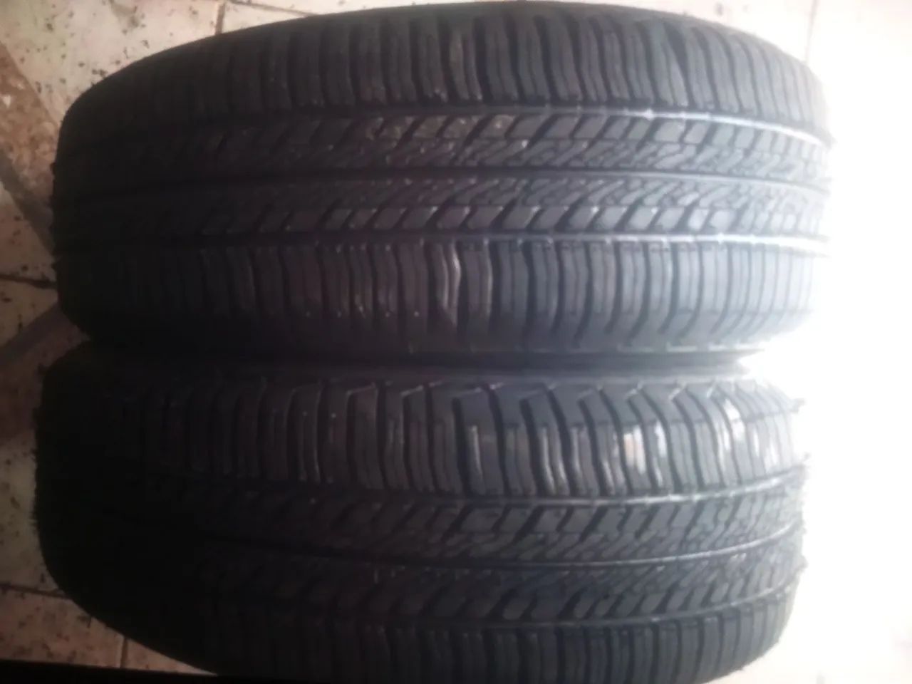 Pneus 185 60 15 $175 cada