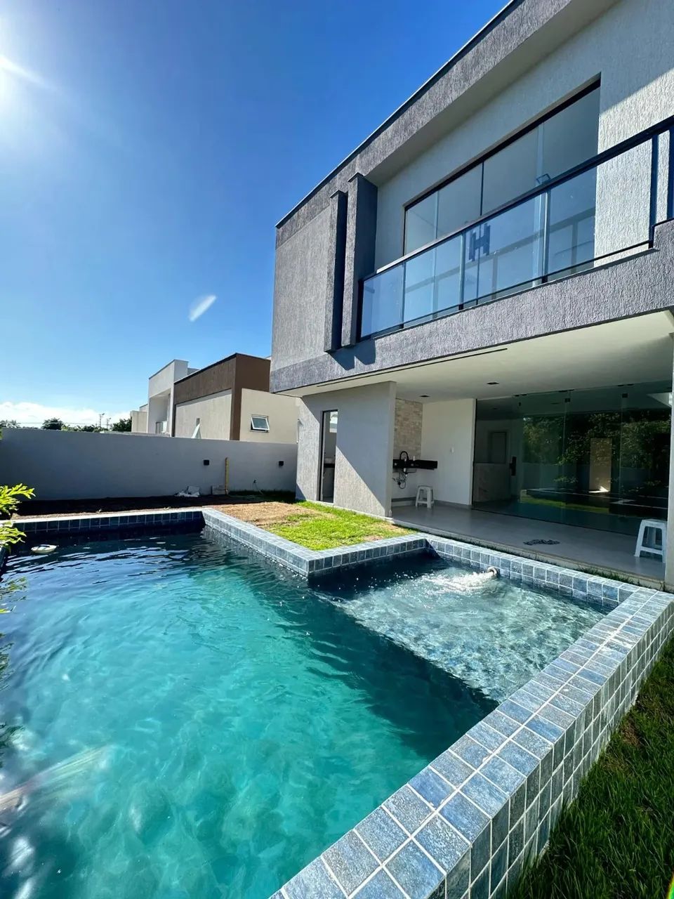 CASA DUPLEX 04 QUARTOS SENDO 03 SUÍTES 200,89M² ABRANTES