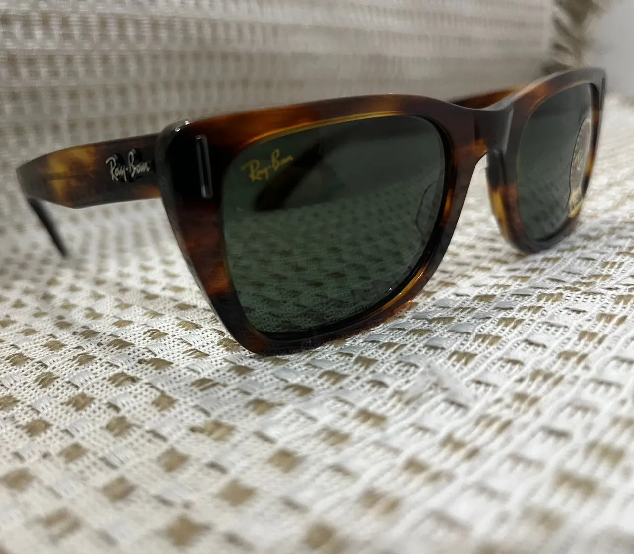 Óculos de Sol Ray-Ban Vintage - Elegância Garantida!