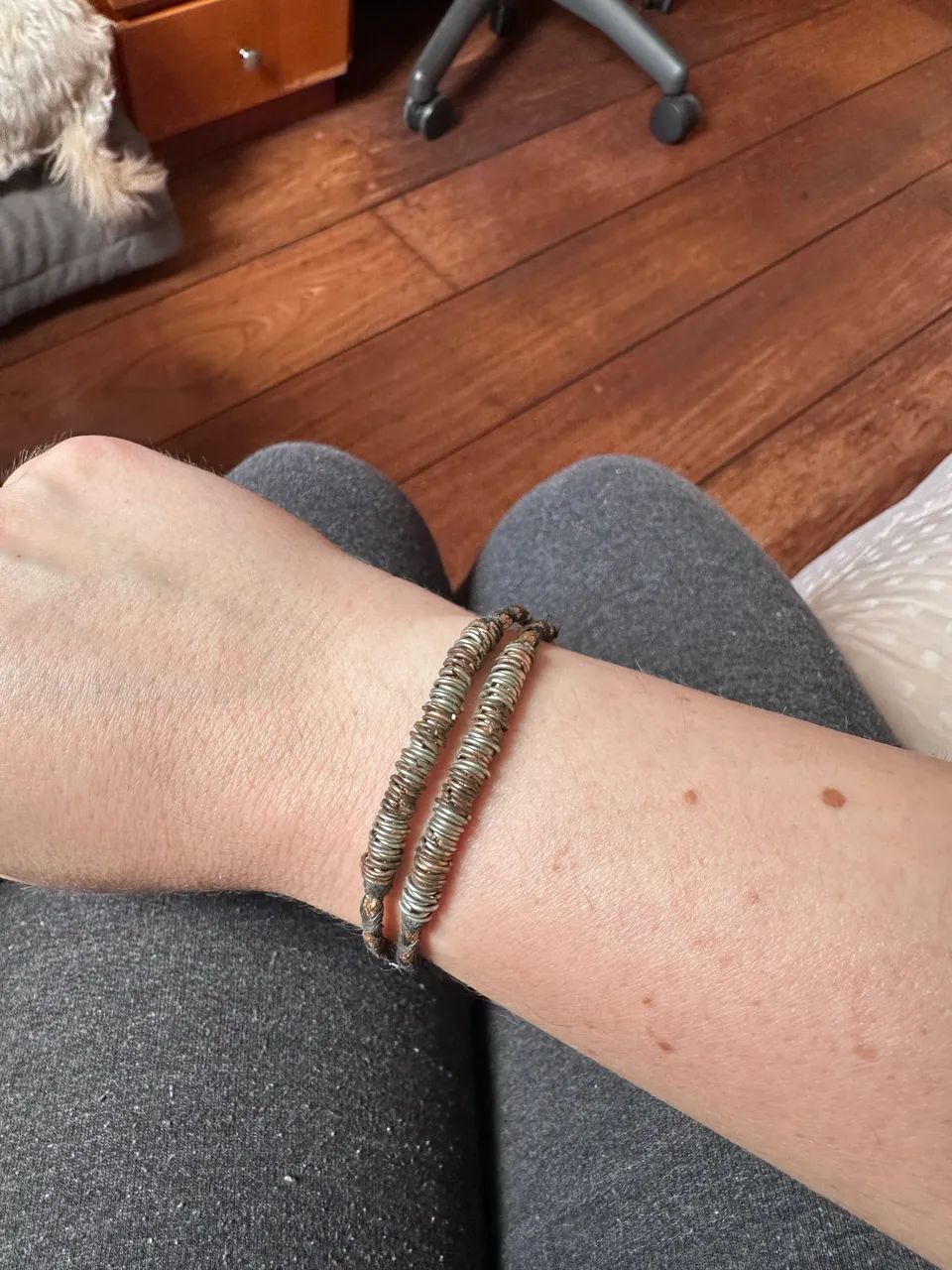 Pulseira de corda preta e dourada Accessorize - Foto 4