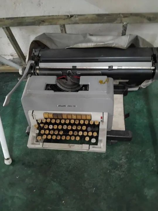 Antiguidade Máquina de escrever Olivetti Linea 98 - Foto 5
