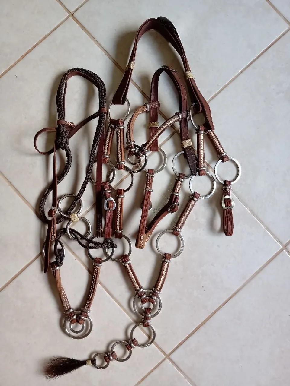Traia de argola, inox e couro.