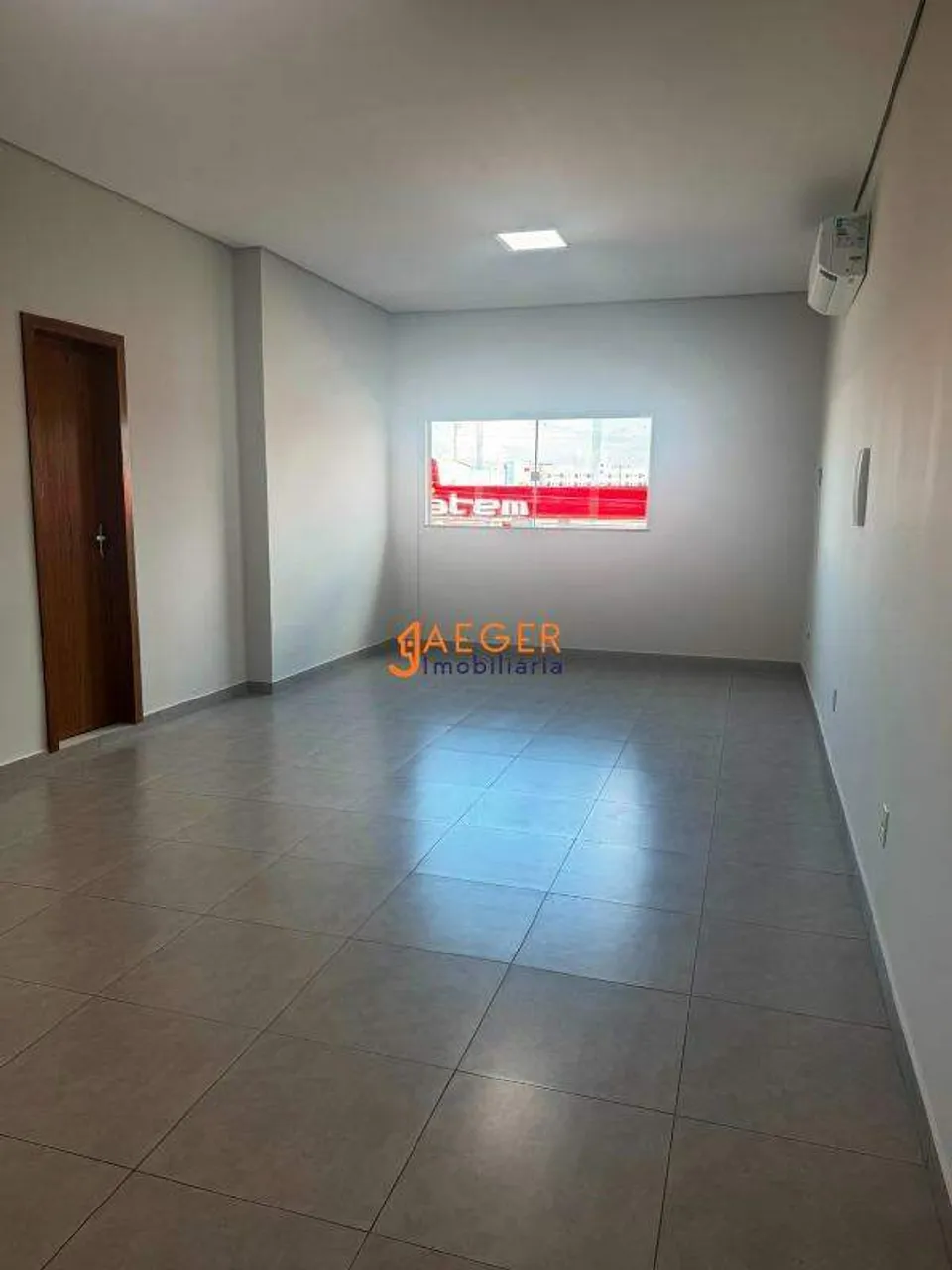 Sala Comercial de 37m2 para Locação no Centro - Por R$ 2.000