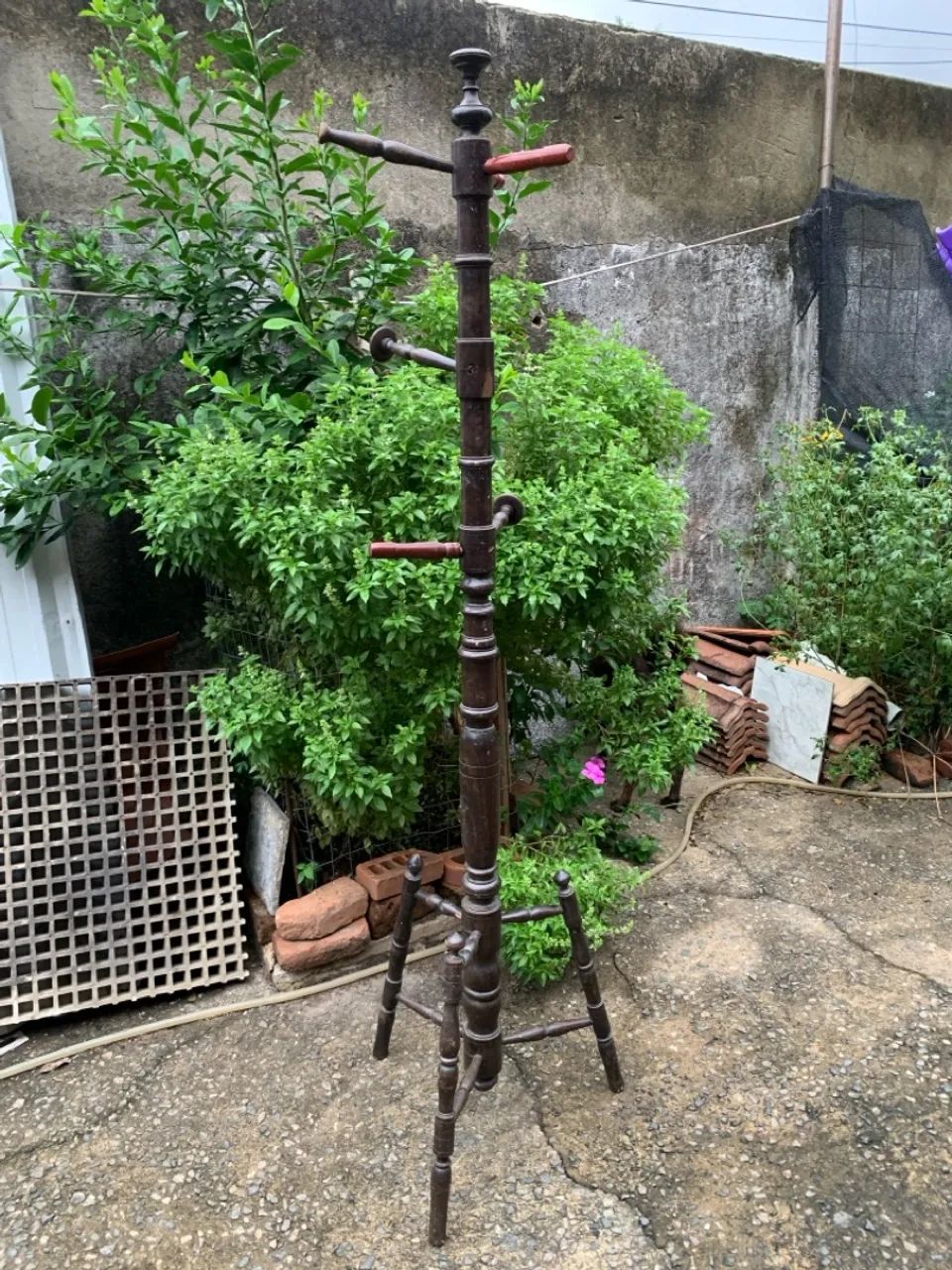 Cabideiro de pé antigo em madeira maciça precisando restauro