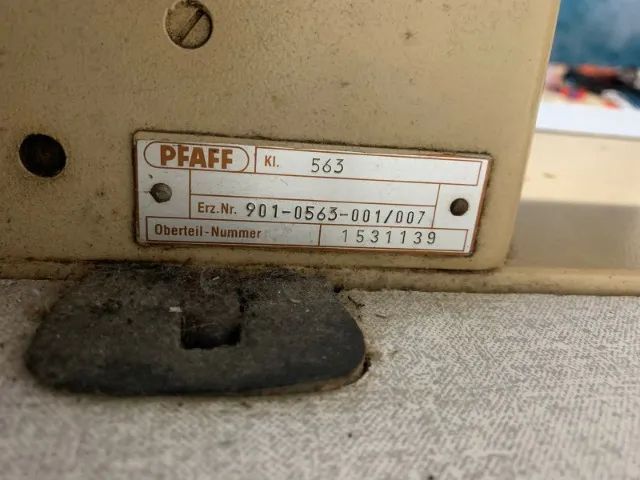 Maquina de Costura Industrial PFAFF Modelo 563 Reta Excelente estado c Mesa e Motor Origin - Foto 2