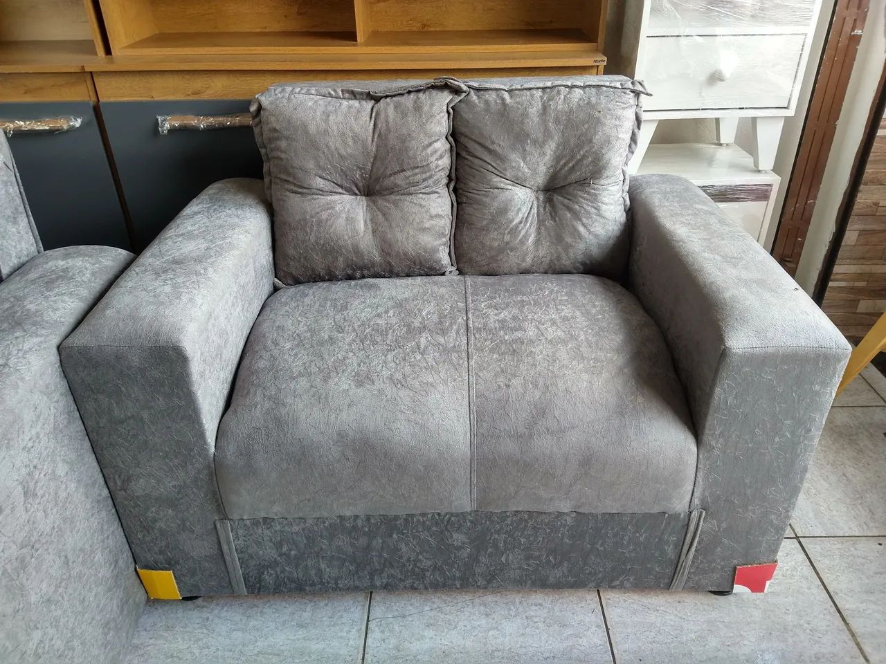 Sofás dois lugares disponíveis 