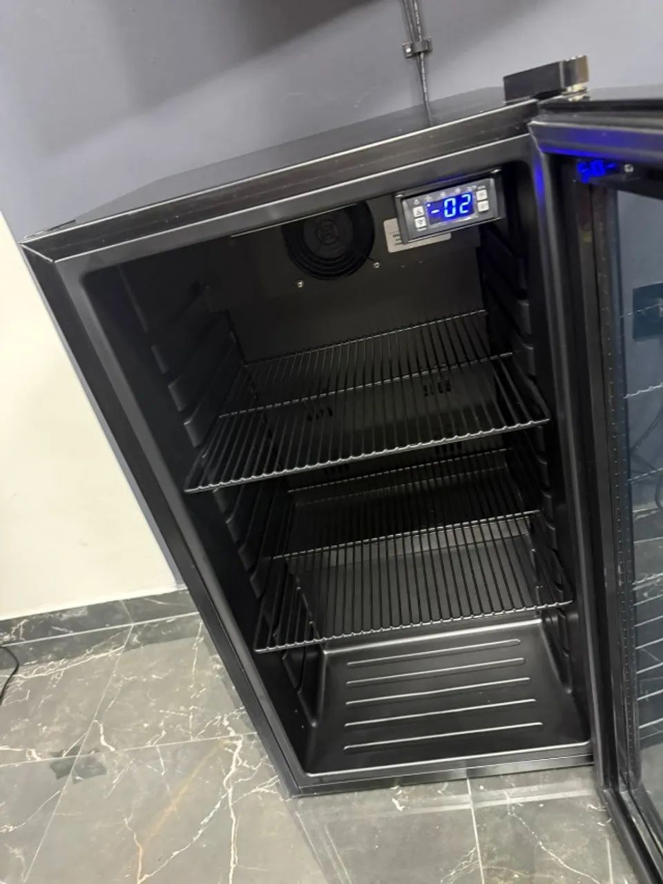 cervejeira frigobar expositor EOS 100L 110v - Foto 2