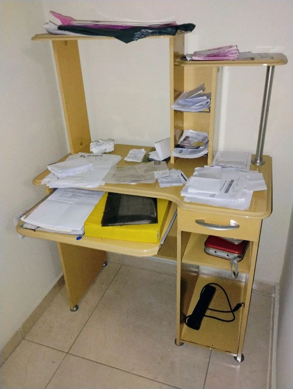 Escrivaninha em madeira para computador com prateleiras