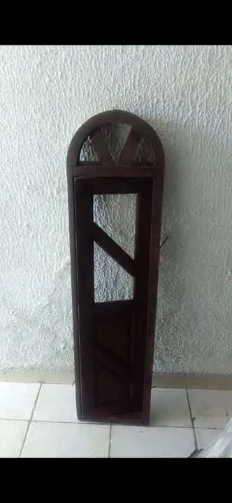Janela vertical em madeira sem vidro