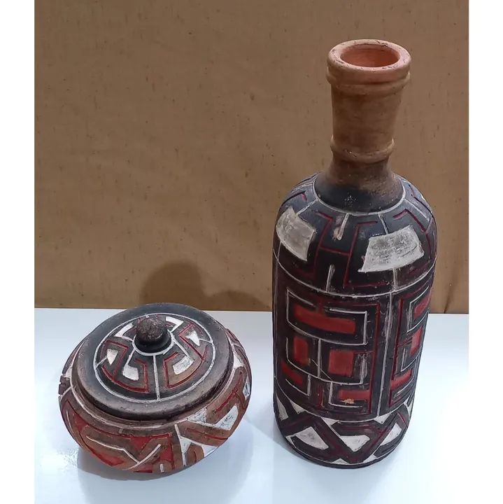 Moringa e pote de cerâmica. Arte Marajoara.