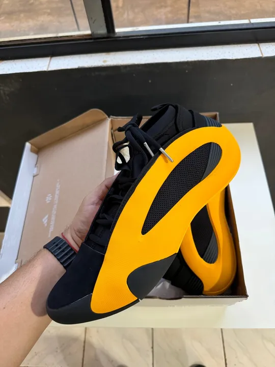 Tênis Adidas Harden Vol.8- Preto e Amarelo