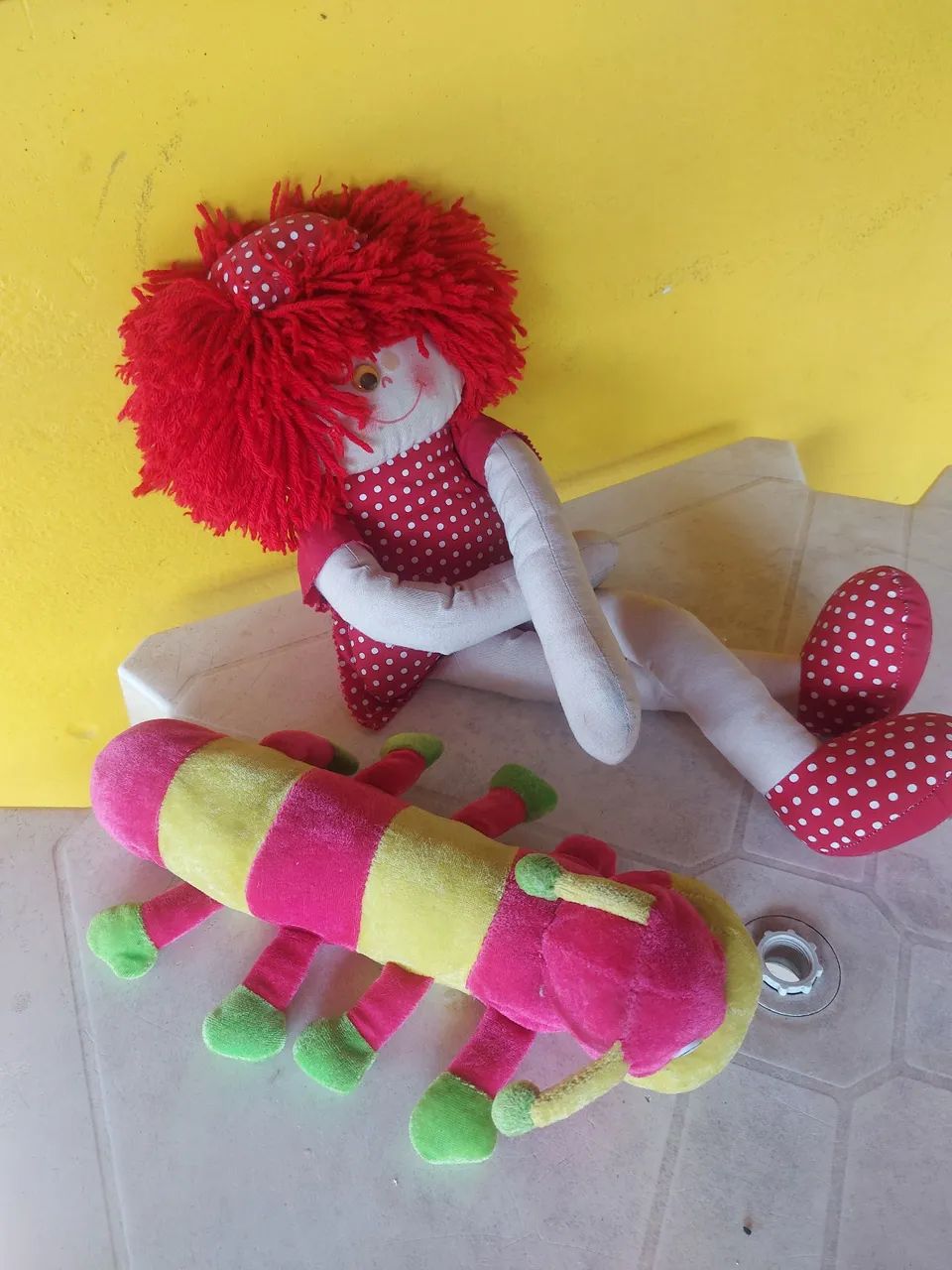 Lote de Pelúcias - Boneca e Lagarta - Foto 2