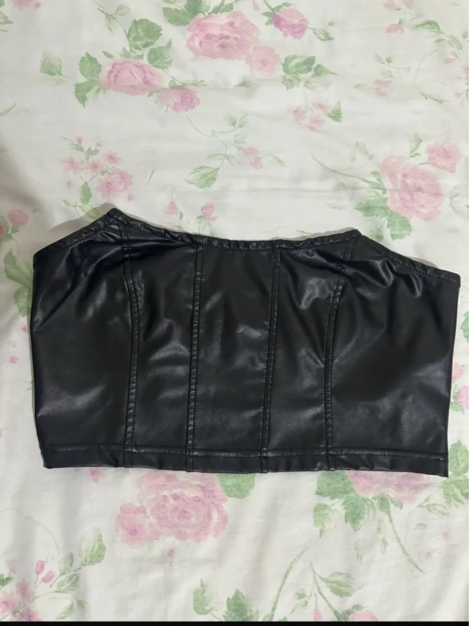 Cropped de Couro Sintético - Elegância e Estilo!
