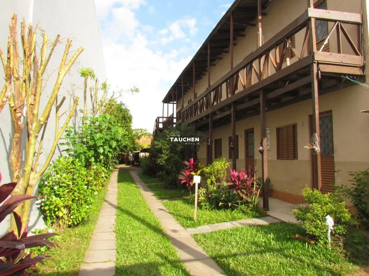 Terreno com 10 Quitinetes Locadas + Casa | Centro