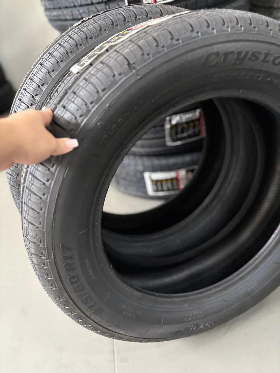 01 Pneu Crystone 215/60R17 remolde  - Foto 3