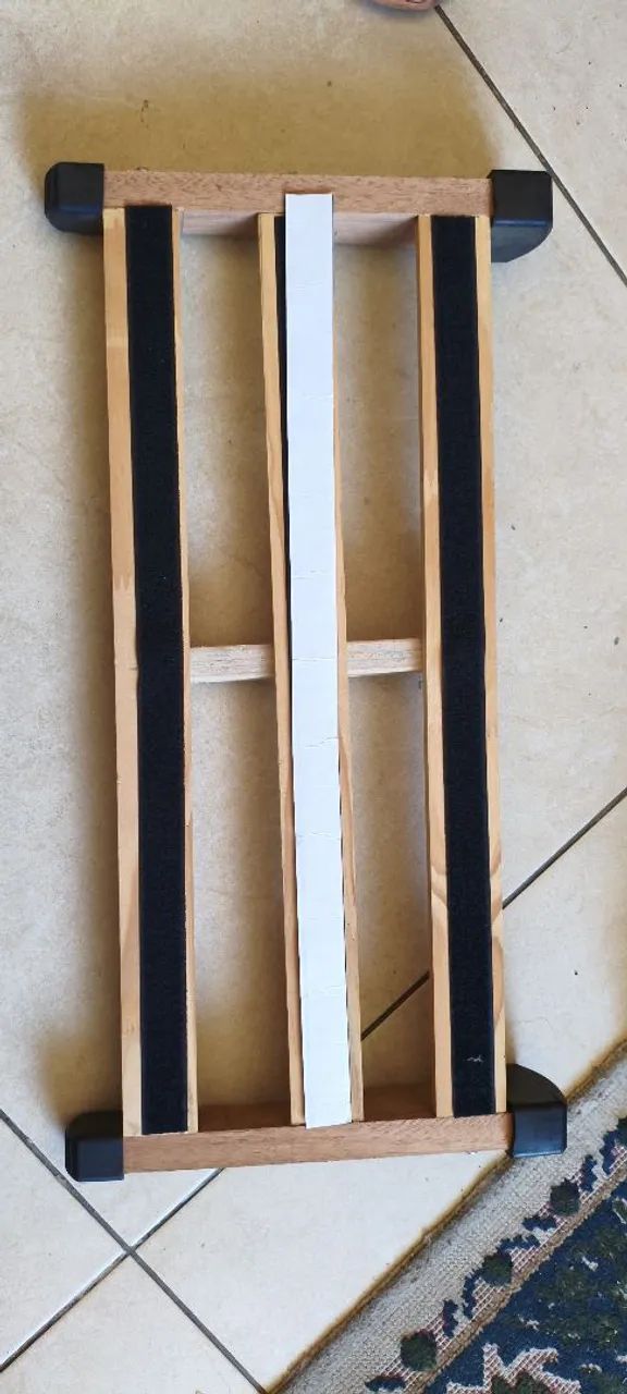 Pedalboard de madeira bem reforçado 