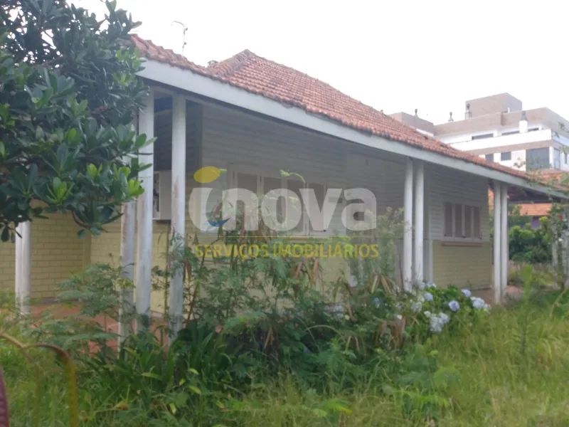 CASA DE ESQUINA COM ÓTIMA LOCALIZAÇÃO NO CENTRO DE TRAMANDAÍ