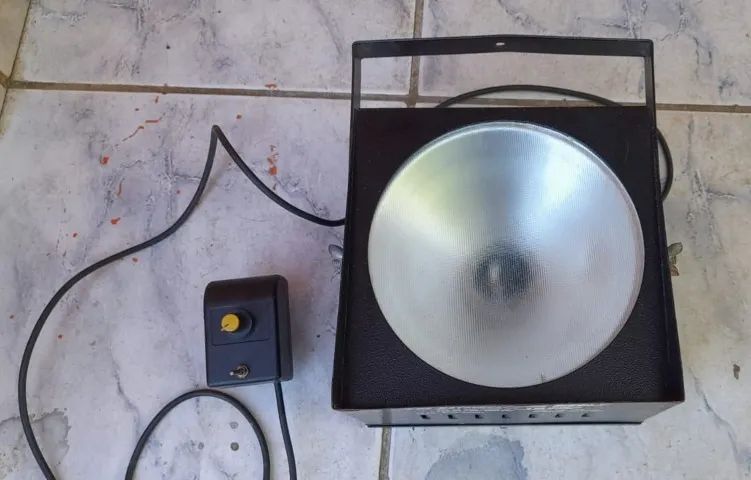 Luz estroboscópica Seminova ótimo estado, 127v com controle de velocidade
