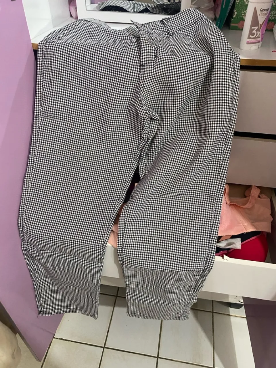 Calça xadrez preta e branca