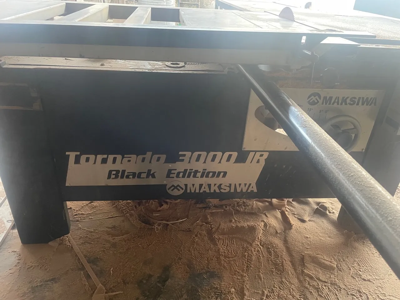 Esquadrejadeira Tornado 3000