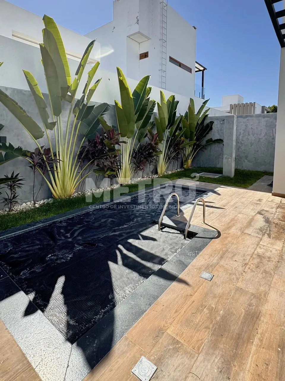Casa à venda no Alphaville com três suítes, gourmet com piscina e churrasqueira