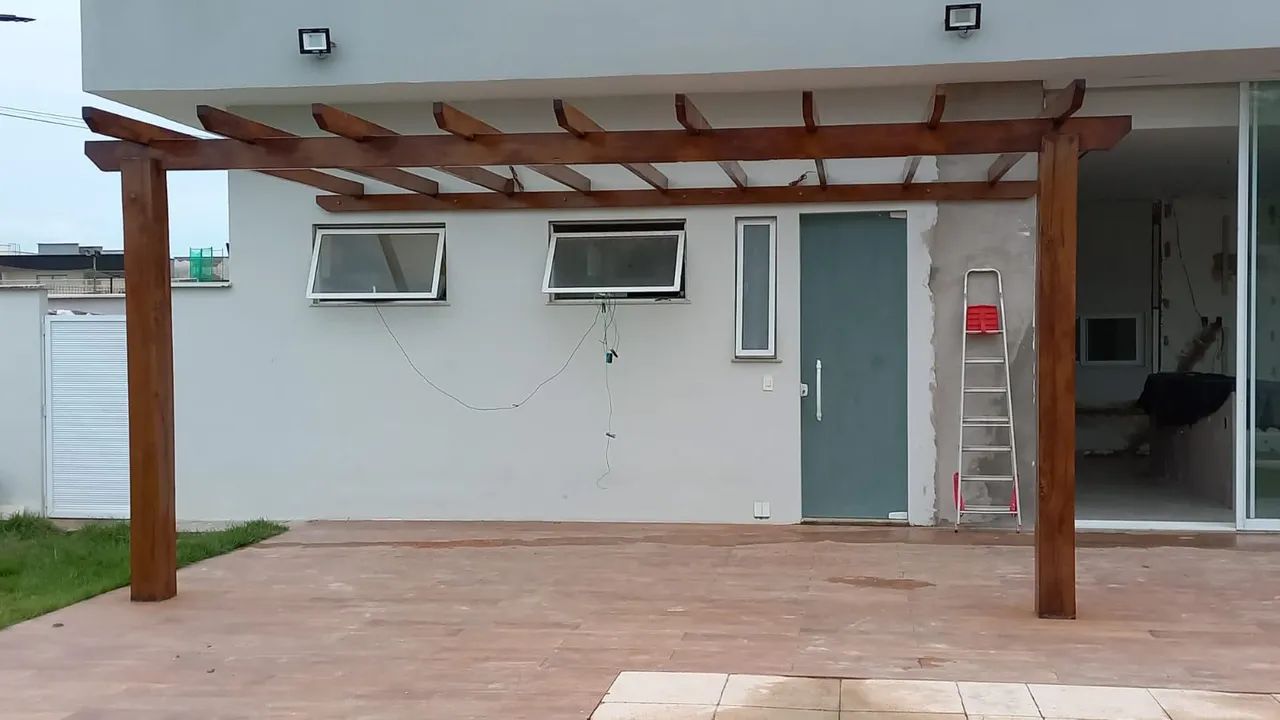 Pergolado em madeira e deck