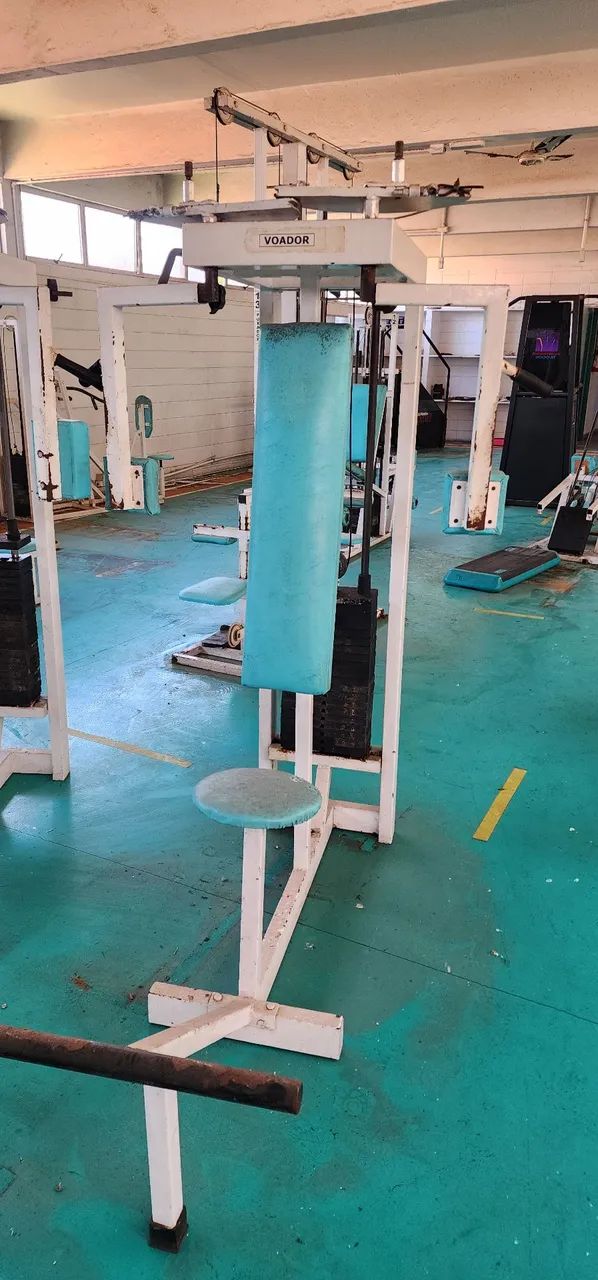 Aparelho de musculação para exercícios de peito