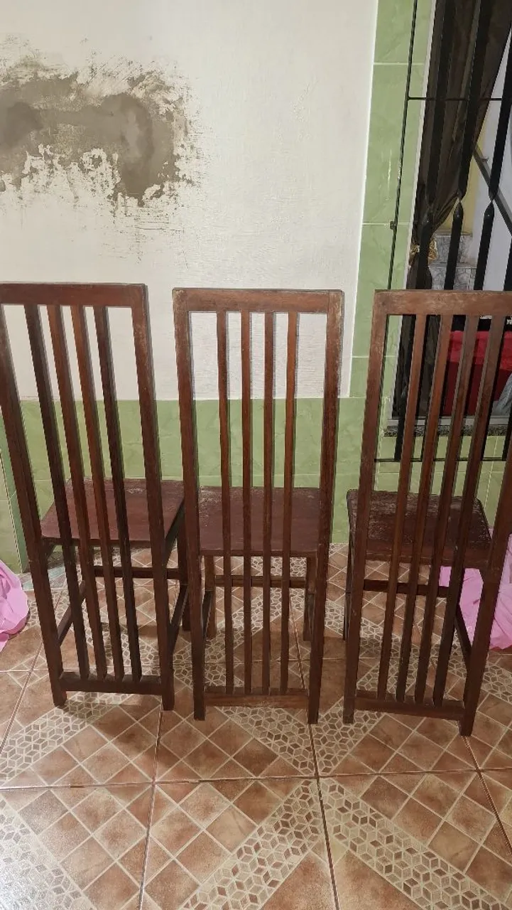 Conjunto de Cadeiras de Madeira